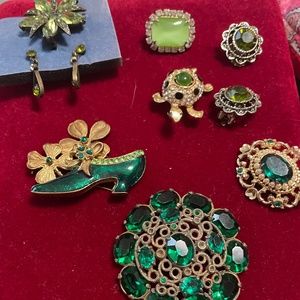 STUNNING GREEN  VINTAGE  JEWELRY COLLECTION BROOCHES EARRINGS